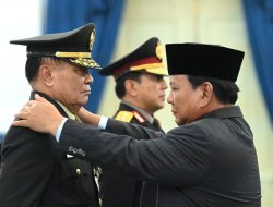 Presiden Prabowo Menganugerahkan Pangkat Istimewa Jenderal TNI Kehormatan Kepada Djamari Chaniago