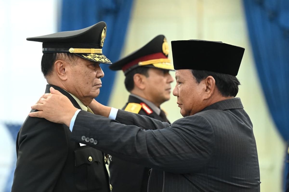 Presiden Prabowo Subianto menganugerahkan pangkat istimewa Jenderal TNI Kehormatan kepada Djamari Chaniago, Menteri Koordinator Bidang Politik dan Keamanan (Polkam) di Ruang Kredensial, Istana Merdeka, Jakarta Pusat, Rabu (17/9/2025). (Dok. Biro Pers, Media, dan Informasi Sekretariat Presiden)