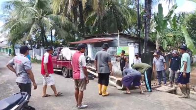 Semangat Gotong Royong Kelompok Tani DELIMA Warga Bumi Ayu 8 Saat Pemasangan Gorong Gorong Lubang Kompos 2