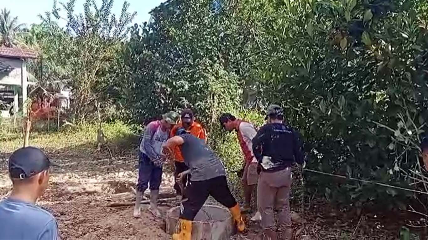 Semangat Gotong Royong Kelompok Tani DELIMA Warga Bumi Ayu 8 RT 25 Saat Pemasangan Gorong Gorong Lubang Kompos